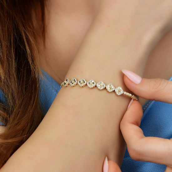 14 Ayar Altın Taşlı Yonca Bileklik, 7,29 gram ve özenli işçilikle Altın Bileklik’in günlük ve özel kullanıma uygun bir Goldium modelidir.