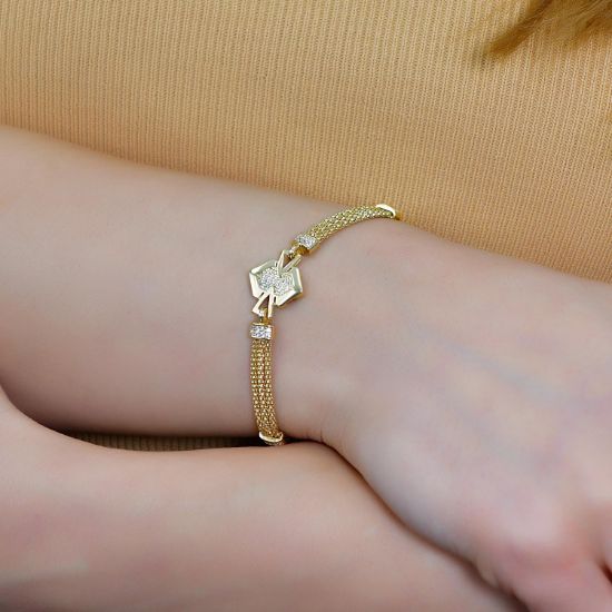 14 Ayar Altın Altıgen Plaka Taşlı Bileklik, 7,65 gram ve özenli işçilikle Altın Bileklik’in günlük ve özel kullanıma uygun bir Goldium modelidir.