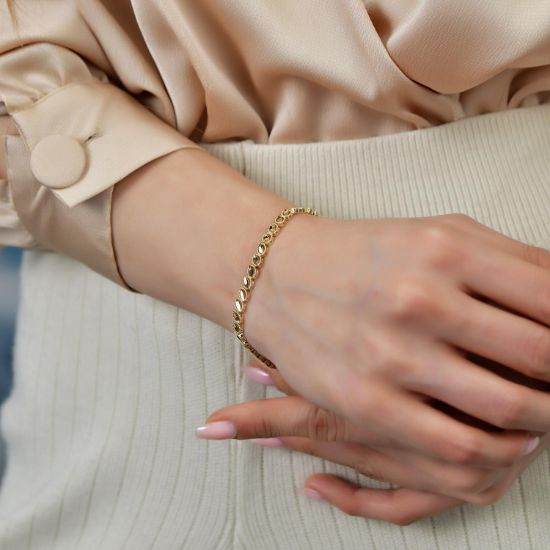 "14 Ayar Altın Kalem İşçilikli Yaprak Desen  Bileklik, 7,62 gram tasarımıyla Altın Bileklik kategorisinde, Goldium imzasıyla modern bir görünüm sunar