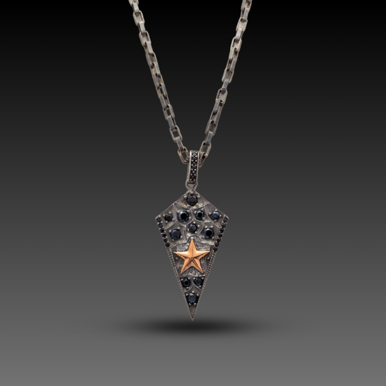 "Erkek Altın Diamond Star Kolye, 0,8 gram olup Altın Erkek Kolye modellerinden biridir. Ağırlığı ve zarif tasarımıyla stilinizi tamamlar