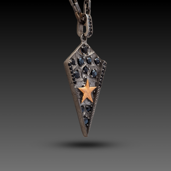 "Erkek Altın Diamond Star Kolye, 0,8 gram olup Altın Erkek Kolye modellerinden biridir. Ağırlığı ve zarif tasarımıyla stilinizi tamamlar