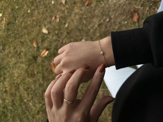 "Kelebek zincir tektaş parçalı bileklik, 0,78 gram olup Altın Bileklik modellerinden biridir. Ağırlığı ve zarif tasarımıyla stilinizi tamamlar