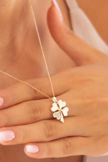 Şık Altın Kalpli Yonca Kolye, 2,55 gram ve özenli işçilikle Altın Yonca Kolye’in günlük ve özel kullanıma uygun bir Goldium modelidir.