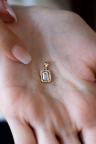 Altın Baget Taşlı Uç Kolye, 0,74 gram ve özenli işçilikle Altın Baget Taşlı Kolye’in günlük ve özel kullanıma uygun bir Goldium modelidir.
