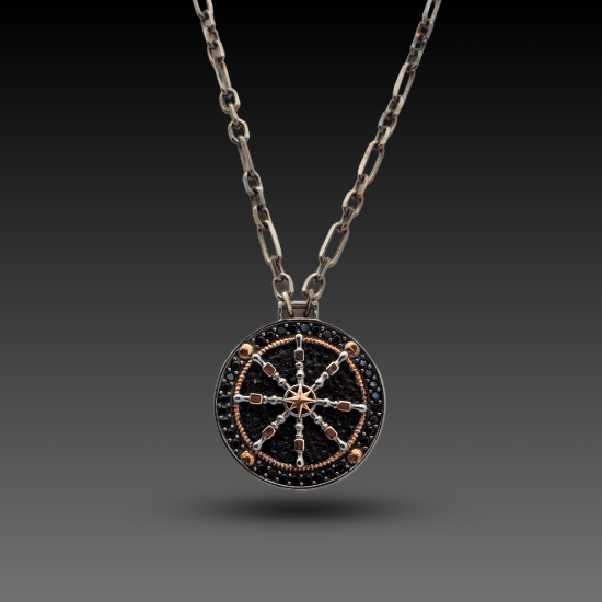 "Erkek Altın Compass  Kolye, 0,84 gram tasarımıyla Altın Erkek Kolye kategorisinde, Goldium imzasıyla modern bir görünüm sunar