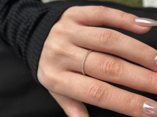 14 Ayar Altın Yarımtur Taşlı Yüzük, 0,91 gram ve özenli işçilikle Altın Minimal Yüzük’in günlük ve özel kullanıma uygun bir Goldium modelidir.