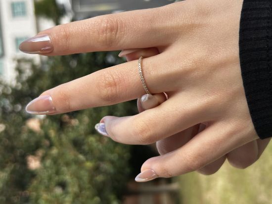 14 Ayar Altın Yarımtur Taşlı Yüzük, 0,91 gram ve özenli işçilikle Altın Minimal Yüzük’in günlük ve özel kullanıma uygun bir Goldium modelidir.