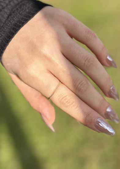 14 Ayar Altın Yarımtur Minimal Tarz Yüzük, 0,65 gram ve özenli işçilikle Ebru Sever Türk'ün Favorileri’in günlük ve özel kullanıma uygun bir Goldium modelidir.