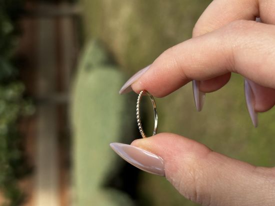 14 Ayar Altın Yarımtur Minimal Tarz Yüzük, 0,65 gram ve özenli işçilikle Ebru Sever Türk'ün Favorileri’in günlük ve özel kullanıma uygun bir Goldium modelidir.