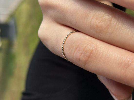 14 Ayar Altın Yarımtur Minimal Tarz Yüzük, 0,65 gram ve özenli işçilikle Ebru Sever Türk'ün Favorileri’in günlük ve özel kullanıma uygun bir Goldium modelidir.