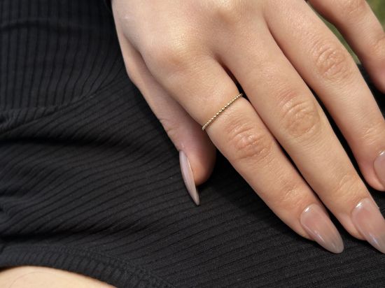 14 Ayar Altın Yarımtur Minimal Tarz Yüzük, 0,65 gram ve özenli işçilikle Ebru Sever Türk'ün Favorileri’in günlük ve özel kullanıma uygun bir Goldium modelidir.