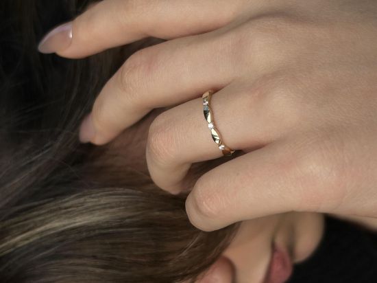 "14 Ayar Altın Taşlı Minimal Kadın Yüzük, 0,90 gram, Goldium ustalığı ve Ebru Sever Türk'ün Favorileri modeli ile uzun ömürlü kullanım sağlar