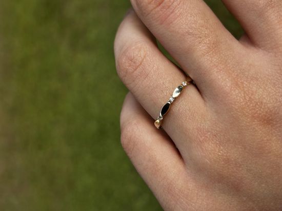 "14 Ayar Altın Taşlı Minimal Kadın Yüzük, 0,90 gram, Goldium ustalığı ve Ebru Sever Türk'ün Favorileri modeli ile uzun ömürlü kullanım sağlar