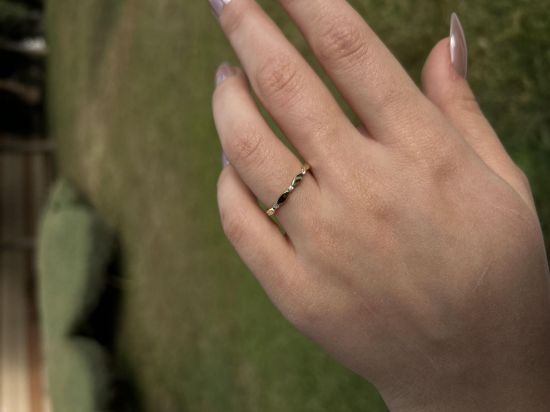 "14 Ayar Altın Taşlı Minimal Kadın Yüzük, 0,90 gram, Goldium ustalığı ve Ebru Sever Türk'ün Favorileri modeli ile uzun ömürlü kullanım sağlar