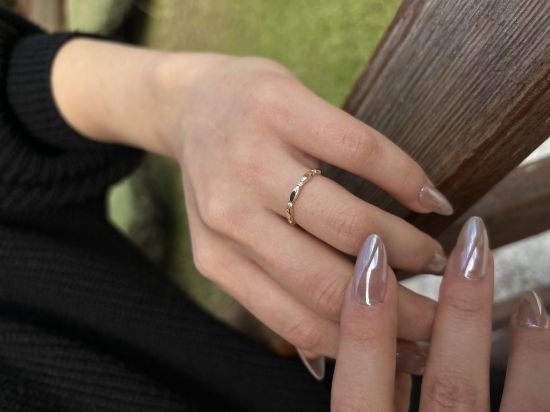 "14 Ayar Altın Taşlı Minimal Kadın Yüzük, 0,90 gram, Goldium ustalığı ve Ebru Sever Türk'ün Favorileri modeli ile uzun ömürlü kullanım sağlar