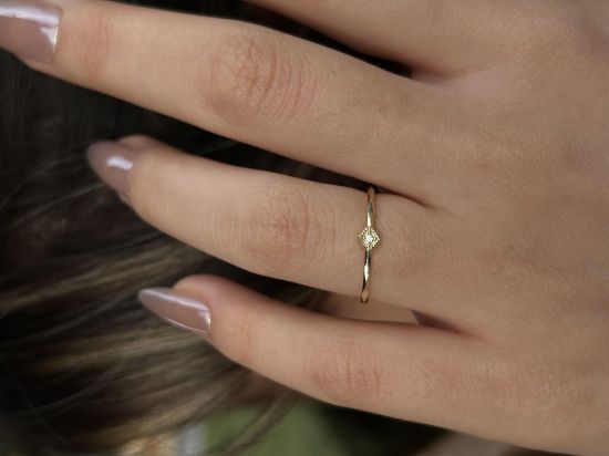 "14 Ayar Altın Tasarım Yüzük, 0,90 gram, Goldium ustalığı ve Ebru Sever Türk'ün Favorileri modeli ile uzun ömürlü kullanım sağlar