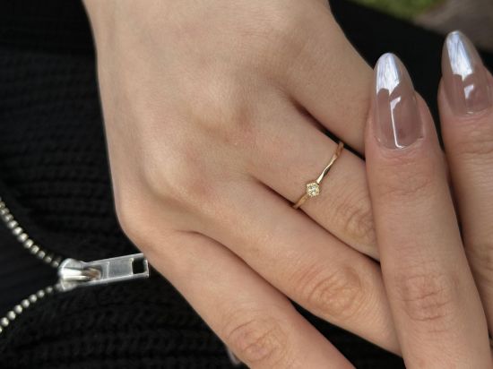 "14 Ayar Altın Tasarım Yüzük, 0,90 gram, Goldium ustalığı ve Ebru Sever Türk'ün Favorileri modeli ile uzun ömürlü kullanım sağlar