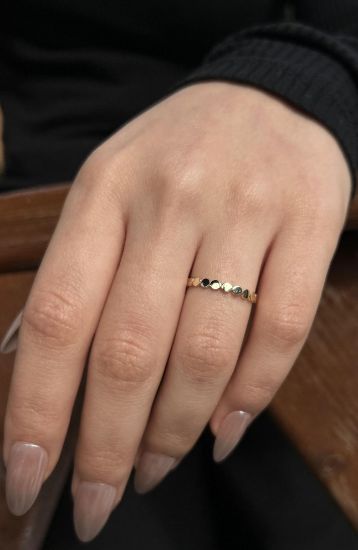 "14 Ayar Altın Tasarım Model Yüzük, 1,10 gram olup Ebru Sever Türk'ün Favorileri modellerinden biridir. Ağırlığı ve zarif tasarımıyla stilinizi tamamlar