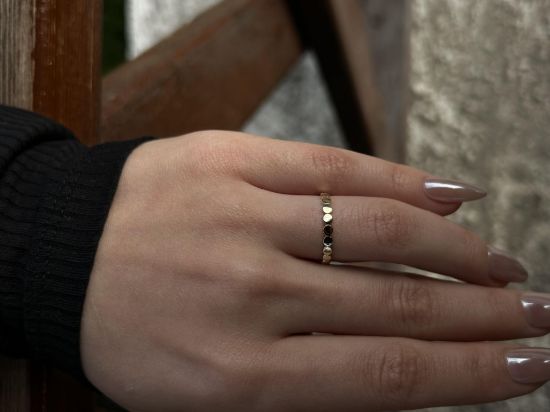 "14 Ayar Altın Tasarım Model Yüzük, 1,10 gram olup Ebru Sever Türk'ün Favorileri modellerinden biridir. Ağırlığı ve zarif tasarımıyla stilinizi tamamlar
