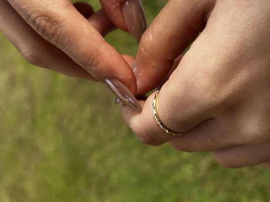 14 Ayar Altın Tamtur Tırtık Yüzük, 0,95 gram ve özenli işçilikle Ebru Sever Türk'ün Favorileri’in günlük ve özel kullanıma uygun bir Goldium modelidir.