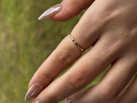 14 Ayar Altın Tamtur Tırtık Yüzük, 0,95 gram ve özenli işçilikle Ebru Sever Türk'ün Favorileri’in günlük ve özel kullanıma uygun bir Goldium modelidir.