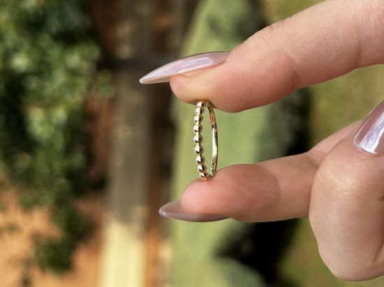 "14 Ayar Altın Sıralı Top Yüzük, 0,90 gram, Goldium ustalığı ve Ebru Sever Türk'ün Favorileri modeli ile uzun ömürlü kullanım sağlar