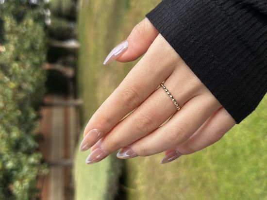 "14 Ayar Altın Sıralı Top Yüzük, 0,90 gram, Goldium ustalığı ve Ebru Sever Türk'ün Favorileri modeli ile uzun ömürlü kullanım sağlar