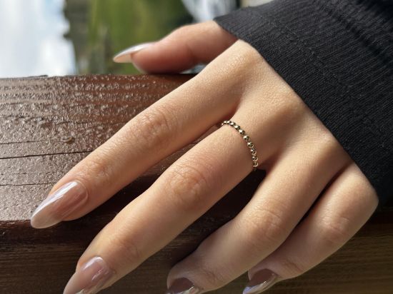 "14 Ayar Altın Sıralı Top Yüzük, 0,90 gram, Goldium ustalığı ve Ebru Sever Türk'ün Favorileri modeli ile uzun ömürlü kullanım sağlar