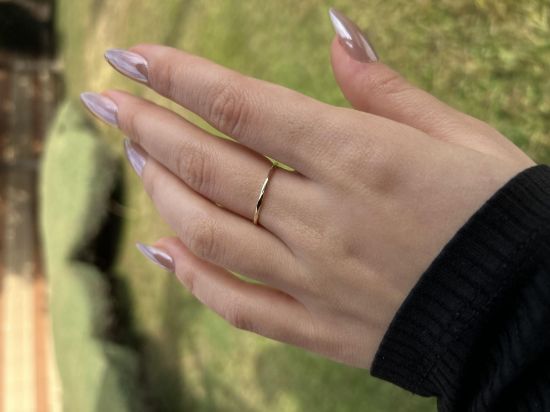 "14 Ayar Altın Minimal Tarz Yüzük, 0,75 gram olup Ebru Sever Türk'ün Favorileri modellerinden biridir. Ağırlığı ve zarif tasarımıyla stilinizi tamamlar
