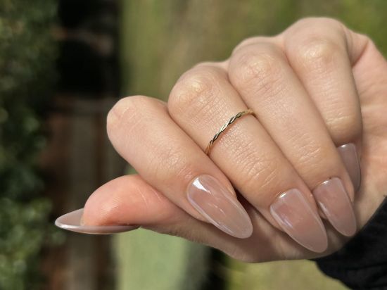 14 Ayar Altın Minimal Burgu Yüzük, 0,76 gram ve özenli işçilikle Ebru Sever Türk'ün Favorileri’in günlük ve özel kullanıma uygun bir Goldium modelidir.