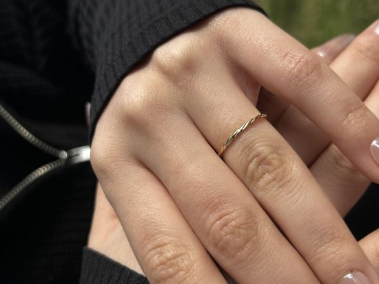 14 Ayar Altın Minimal Burgu Yüzük, 0,76 gram ve özenli işçilikle Ebru Sever Türk'ün Favorileri’in günlük ve özel kullanıma uygun bir Goldium modelidir.