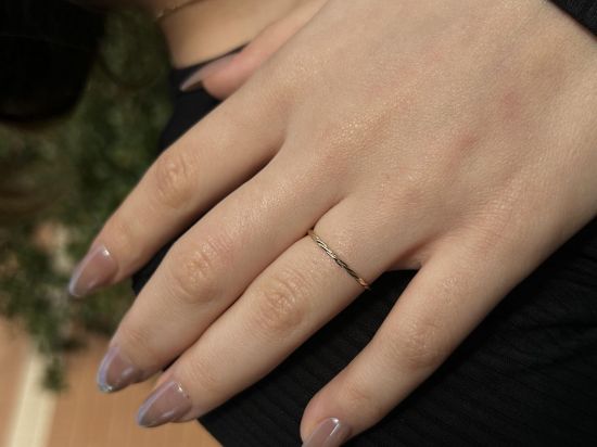 14 Ayar Altın Minimal Burgu Yüzük, 0,76 gram ve özenli işçilikle Ebru Sever Türk'ün Favorileri’in günlük ve özel kullanıma uygun bir Goldium modelidir.