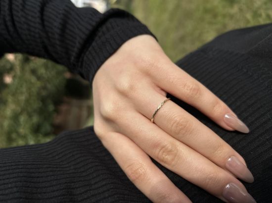 14 Ayar Altın Minimal Burgu Yüzük, 0,76 gram ve özenli işçilikle Ebru Sever Türk'ün Favorileri’in günlük ve özel kullanıma uygun bir Goldium modelidir.