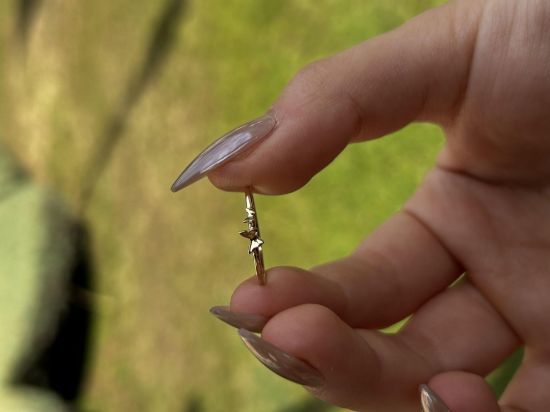 "14 Ayar Altın Mini Kelebek Yüzük, 0,83 gram olup Ebru Sever Türk'ün Favorileri modellerinden biridir. Ağırlığı ve zarif tasarımıyla stilinizi tamamlar