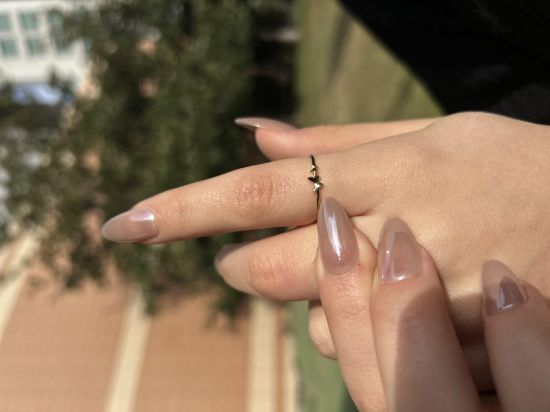 "14 Ayar Altın Mini Kelebek Yüzük, 0,83 gram olup Ebru Sever Türk'ün Favorileri modellerinden biridir. Ağırlığı ve zarif tasarımıyla stilinizi tamamlar