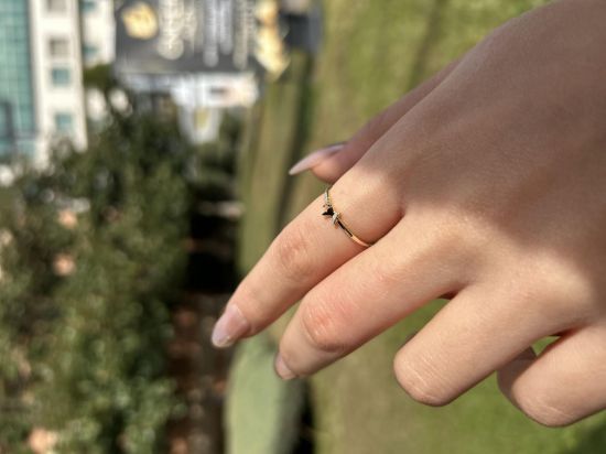 "14 Ayar Altın Mini Kelebek Yüzük, 0,83 gram olup Ebru Sever Türk'ün Favorileri modellerinden biridir. Ağırlığı ve zarif tasarımıyla stilinizi tamamlar