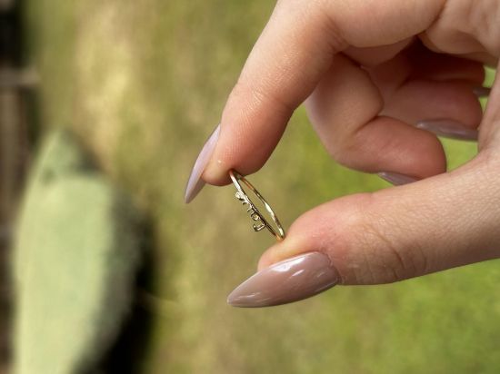 "14 Ayar Altın Love Yazılı Kadın Yüzük, 0,65 gram tasarımıyla Ebru Sever Türk'ün Favorileri kategorisinde, Goldium imzasıyla modern bir görünüm sunar