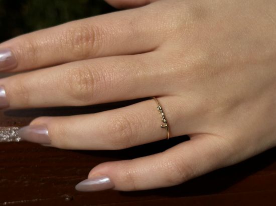 "14 Ayar Altın Love Yazılı Kadın Yüzük, 0,65 gram tasarımıyla Ebru Sever Türk'ün Favorileri kategorisinde, Goldium imzasıyla modern bir görünüm sunar