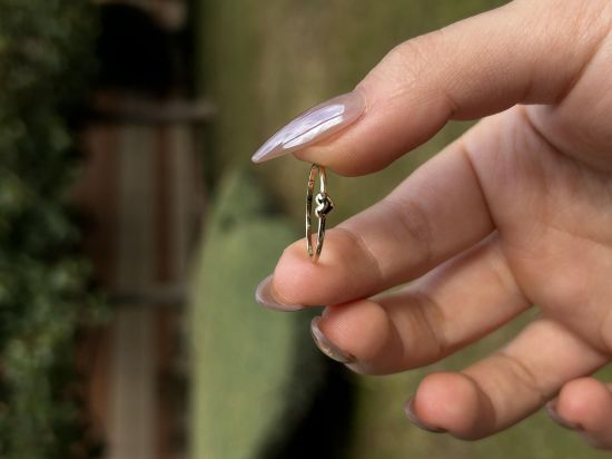 "14 Ayar Altın Kalpli Minimal Yüzük, 0,85 gram tasarımıyla Ebru Sever Türk'ün Favorileri kategorisinde, Goldium imzasıyla modern bir görünüm sunar