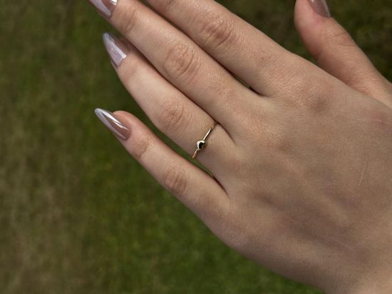 "14 Ayar Altın Kalpli Minimal Yüzük, 0,85 gram tasarımıyla Ebru Sever Türk'ün Favorileri kategorisinde, Goldium imzasıyla modern bir görünüm sunar