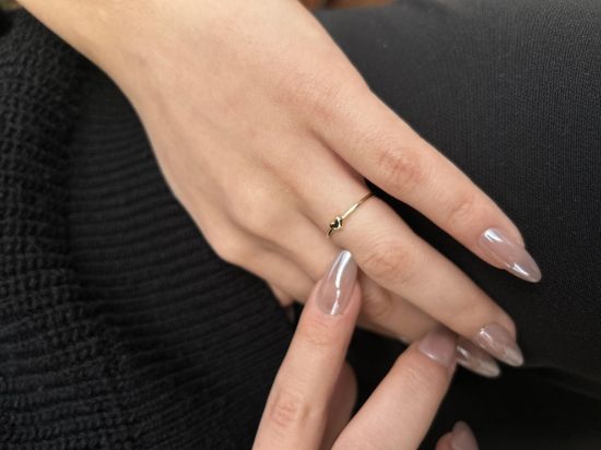 "14 Ayar Altın Kalpli Minimal Yüzük, 0,85 gram tasarımıyla Ebru Sever Türk'ün Favorileri kategorisinde, Goldium imzasıyla modern bir görünüm sunar