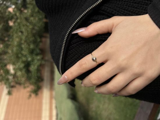 "14 Ayar Altın Göz Yüzük, 0,83 gram tasarımıyla Ebru Sever Türk'ün Favorileri kategorisinde, Goldium imzasıyla modern bir görünüm sunar