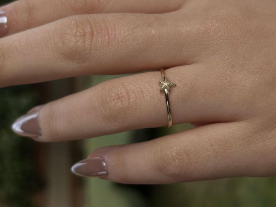 "14 Ayar Altın Deniz Yıldızı Yüzük, 0,85 gram, Goldium ustalığı ve Ebru Sever Türk'ün Favorileri modeli ile uzun ömürlü kullanım sağlar