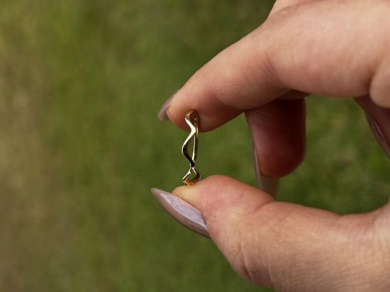 "14 Ayar Altın Dalgalı Yüzük, 0,75 gram, Goldium ustalığı ve Ebru Sever Türk'ün Favorileri modeli ile uzun ömürlü kullanım sağlar