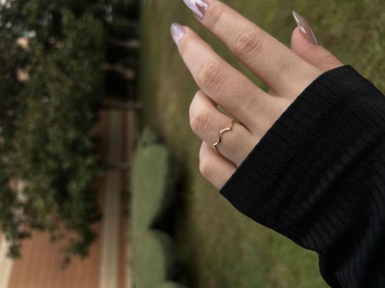"14 Ayar Altın Dalgalı Yüzük, 0,75 gram, Goldium ustalığı ve Ebru Sever Türk'ün Favorileri modeli ile uzun ömürlü kullanım sağlar