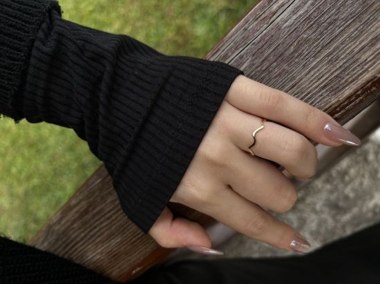 "14 Ayar Altın Dalgalı Yüzük, 0,75 gram, Goldium ustalığı ve Ebru Sever Türk'ün Favorileri modeli ile uzun ömürlü kullanım sağlar