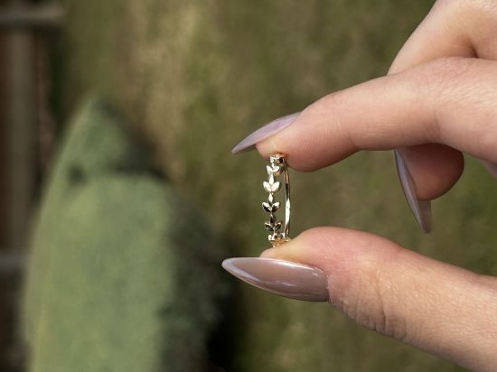 14 Ayar Altın Başak Yüzük, 1,25 gram ve özenli işçilikle Ebru Sever Türk'ün Favorileri’in günlük ve özel kullanıma uygun bir Goldium modelidir.
