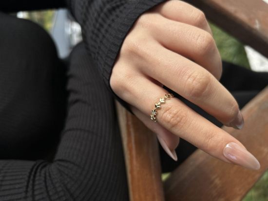 14 Ayar Altın Başak Yüzük, 1,25 gram ve özenli işçilikle Ebru Sever Türk'ün Favorileri’in günlük ve özel kullanıma uygun bir Goldium modelidir.