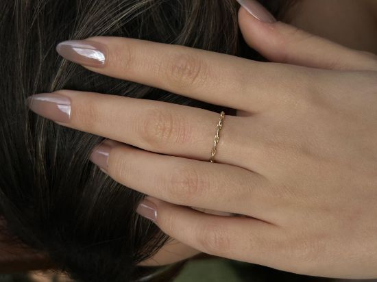 "14 ayar altın minimal zincir yüzük, 0,90 gram olup Altın Minimal Yüzük modellerinden biridir. Ağırlığı ve zarif tasarımıyla stilinizi tamamlar