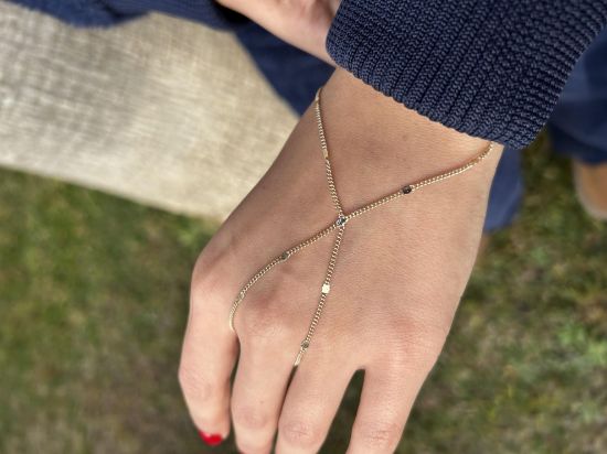 "Altın Pul Detaylı Şahmeran Modeli, 2,50 gram tasarımıyla Ebru Sever Türk'ün Favorileri kategorisinde, Goldium imzasıyla modern bir görünüm sunar